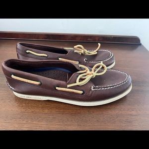 Sperry Authentic 2-Eye Boat shoe. Worn 2 times only.